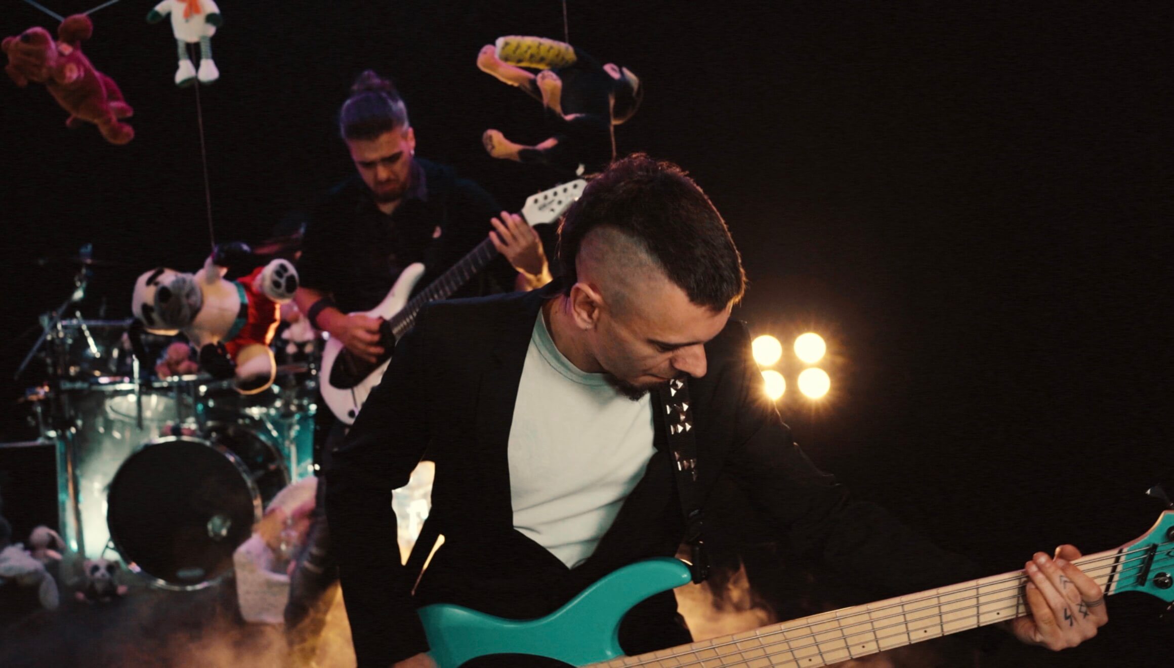 Aparece Sergio Martínez, bajista de Lethargus y Nurcry, con un bajo verde. Toca un videoclip de Heavy Metal